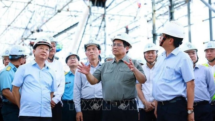 Government leader visits key transport facilities in HCM City